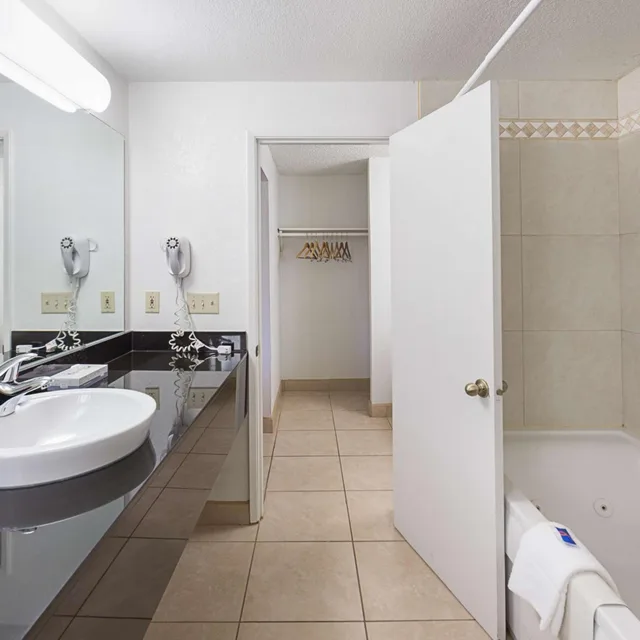 غرفة بسرير كينج وسريرين كوين لذوي الإعاقة، Motel6 Gold Beach, OR 5/7