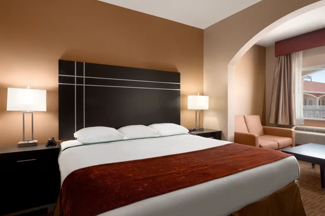 غرفة بسرير كينج مع أريكة لذوي الإعاقة، Executive Inn & Suites Floresville 2/10