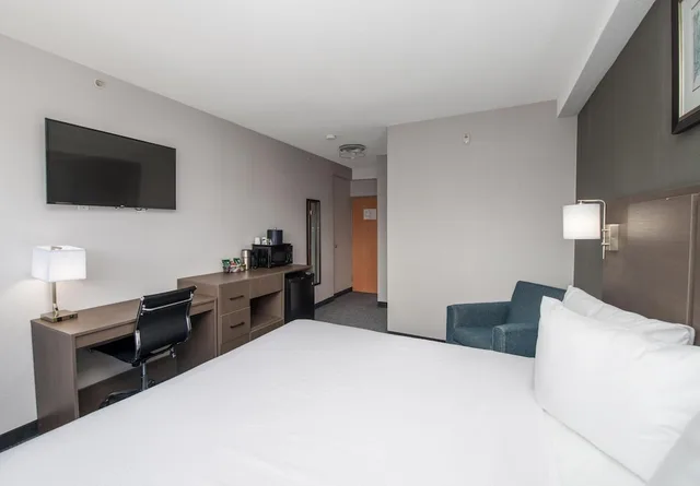 Coast, Superior, King Bed، Coast Lethbridge Hotel and Conference Centre 1/9
