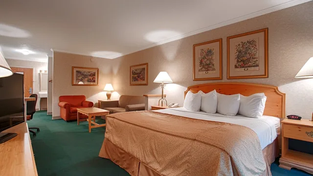 جناح بسرير كينج بجاكوزي، Magnuson Grand Pioneer Inn And Suites 1/6