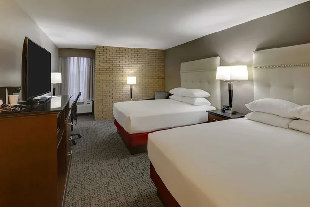 غرفة ديلوكس بسريرين كوين بحوض استحمام في طابق مرتفع لذوي الإعاقة، Drury Inn & Suites Columbus Dublin 2/3