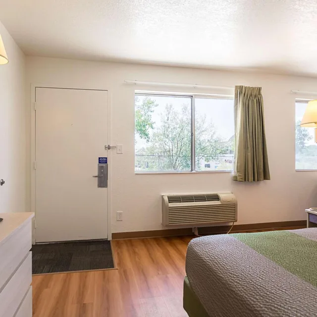 Room, Queen Bed, Motel6 Pueblo, CO - I-25 3/8