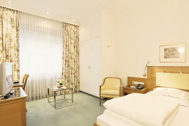 Room, Double Bed, Street View، Reutemann And Seegarten 5/6