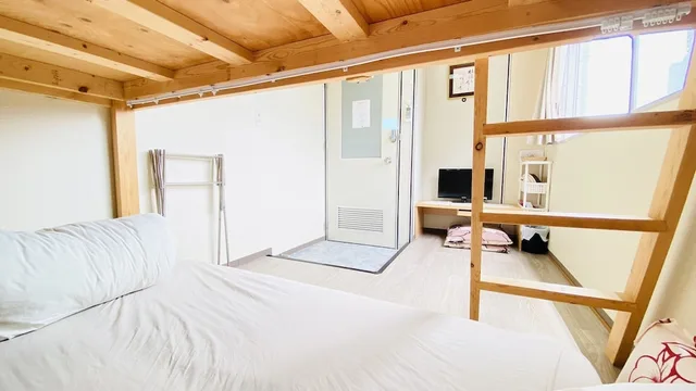 غرفة بسريرين منفصلين وسرير مزدوج وسرير بطابقين بحمام مشترك، GUEST HOUSE Bs Five II 2/5
