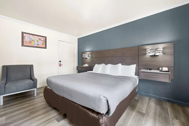 غرفة بسرير كينج، Econo Lodge Inn & Suites Heavenly Village Area 5/7