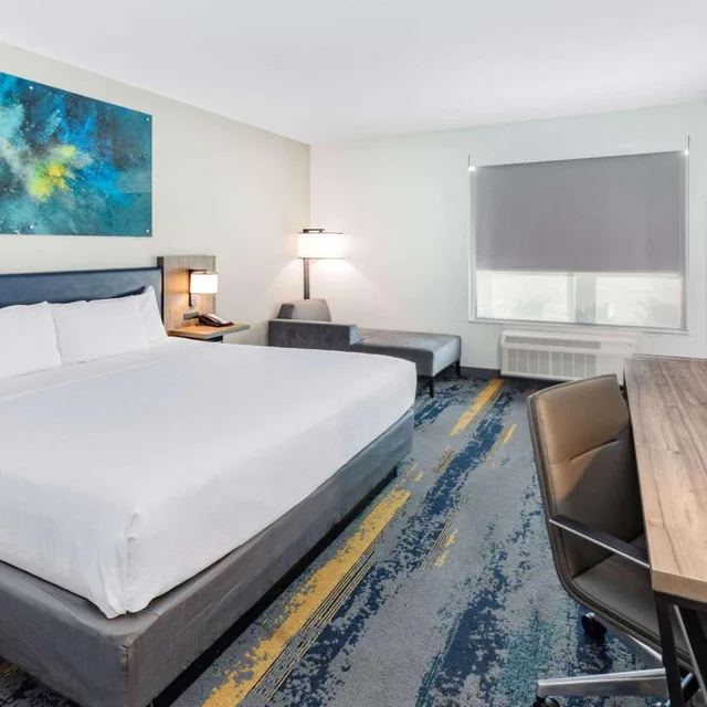 غرفة بسرير كينج بحوض استحمام لذوي الإعاقة، La Quinta Inn & Suites by Wyndham Texas City I 45 7/10
