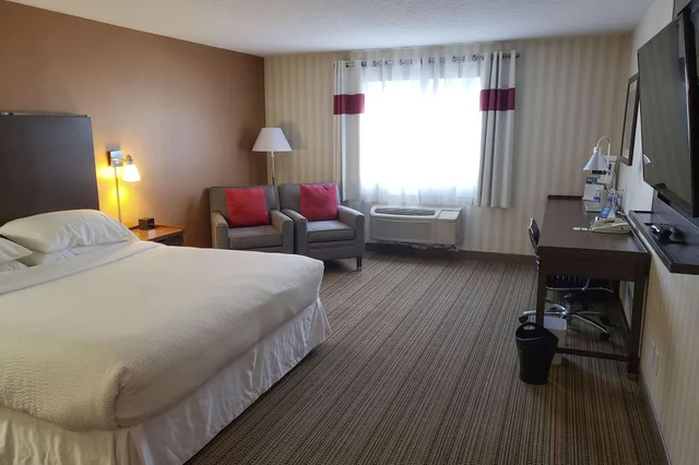 Room, King Bed, Four Points By Sheraton Prince George 1/1