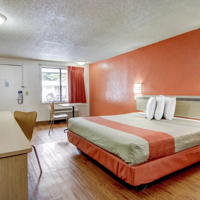 1 King Bed - Non-Smoking, Micfridge، Motel6 Atlanta Airport - Union City 1/5
