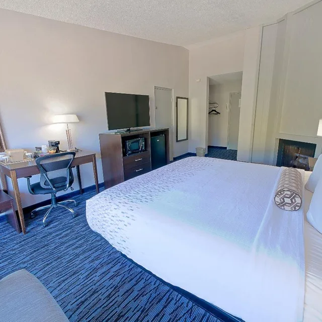Room, King Bed, Glenstone Lodge 3/7
