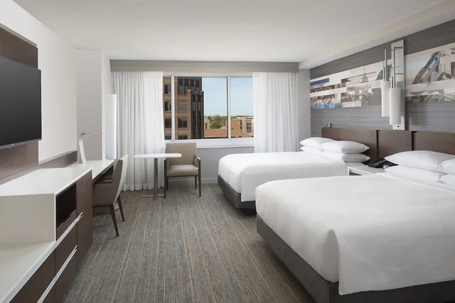 غرفة تنفيذية ركنية بسريرين كوين، Kansas City Marriott Country Club Plaza 4/8