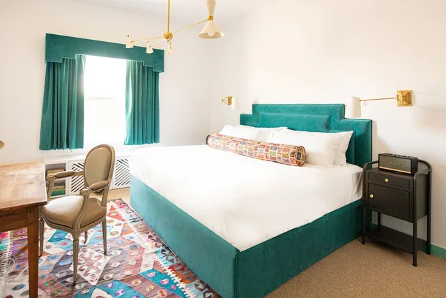 Petite, King Bed، Bradford House 1/2