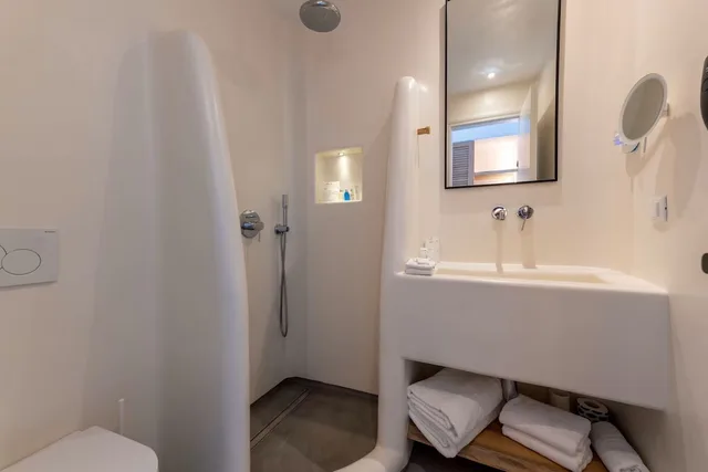 غرفة بسرير مزدوج بإطلالة على البحر، Radisson Blu Euphoria Resort 1/1