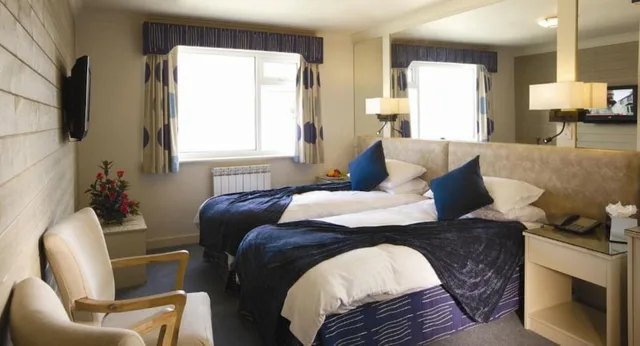 غرفة قياسية بسريرين منفصلين، Cobo Bay Hotel 2/4