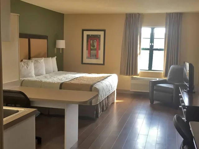 غرفة بسرير كينج بمطبخ لذوي الإعاقة، Studio 6 Corporate Extended Stay Rochester Henrietta NY 3/10