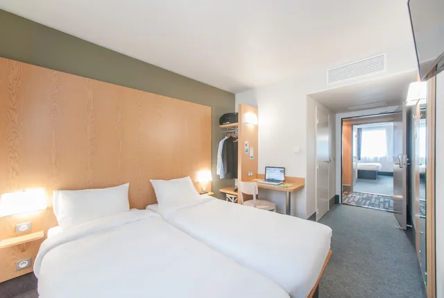 غرفة رباعية بسرير مزدوج وسريرين منفصلين، B B Hotel Lyon Sud Etats Unis 1/5