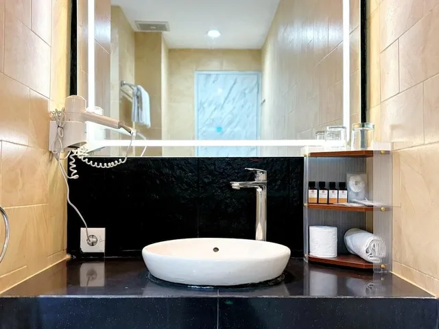 غرفة تنفيذية بسرير كينج، Grand Malioboro Yogyakarta Hotel 3/5