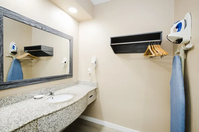 غرفة قياسية بسرير كينج بمطبخ صغير، Sapphire Inn Suites 10/10