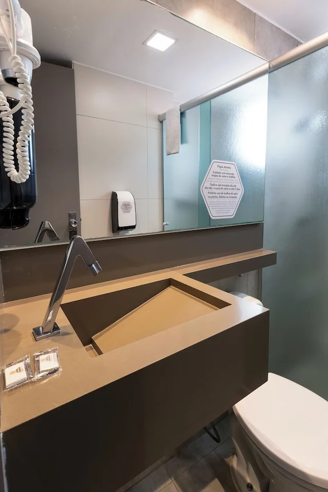 Superior, Quintuple, 1 Single and 2 Double Beds، Palmas Executivo Hotel 5/8