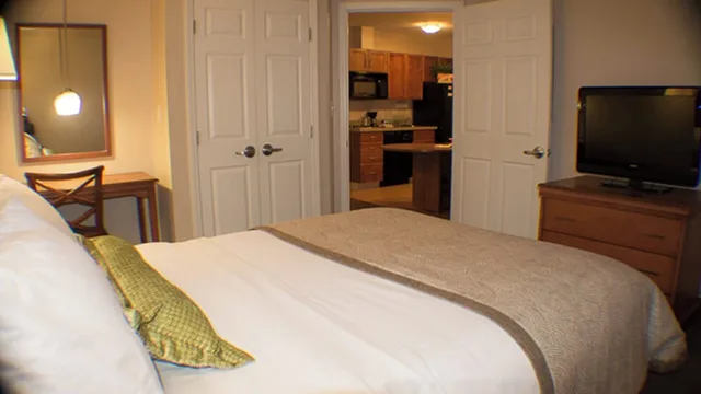 1 Bedroom, Suite, Queen Bed, Living and Dining Areas, Kitchen، Candlewood Suites Jacksonville 3/5