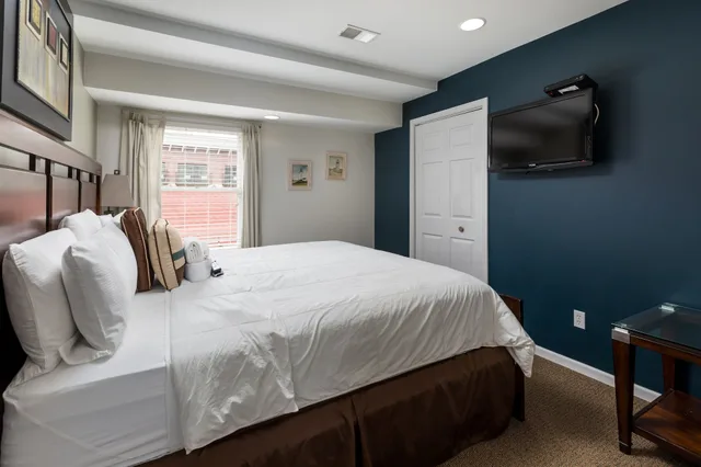 Master, Suite, 2 King Beds, Sofa، Old Harbor Inn 6/8