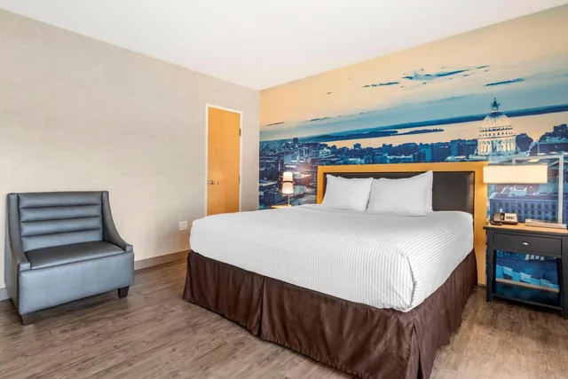 جناح بسرير كينج بغرفة نوم واحدة مع أريكة، Cambria Hotel Madison East 2/5