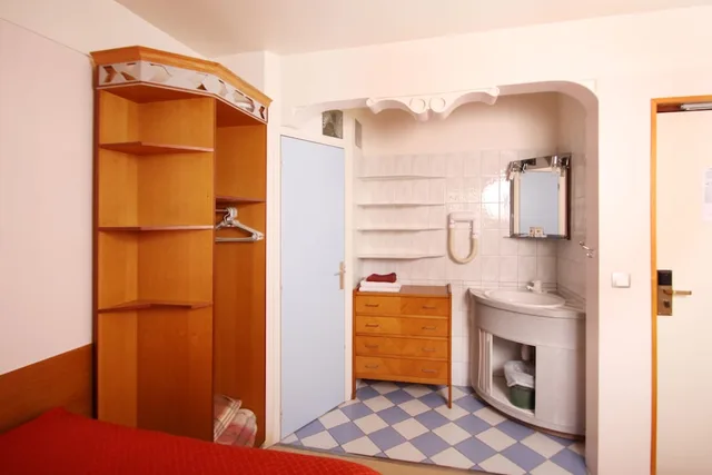 غرفة ثلاثية بسرير مزدوج وسرير فردي بحمام مشترك، Hotel Marignan 6/7