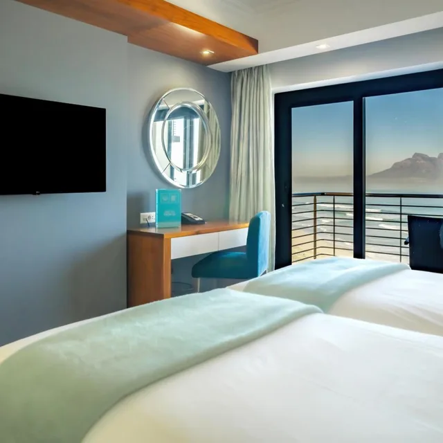 غرفة بسريرين منفصلين بشرفة، Blaauwberg Beach Hotel 1/6
