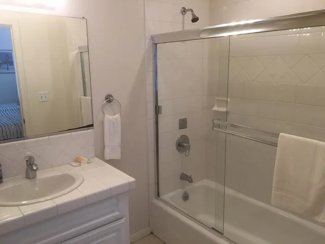 Plus, Single, 1 Queen and 1 Single Bed، The Sea View Inn At The Beach 3/4