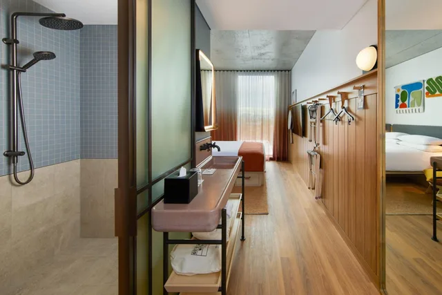 غرفة بسرير كينج وسرير كوين، Moxy Sydney Airport 10/10