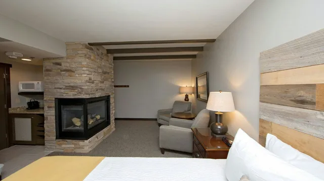 Studio, Queen Bed, Corduroy Inn and Lodge, Trademark Collection by Wyndham 3/4