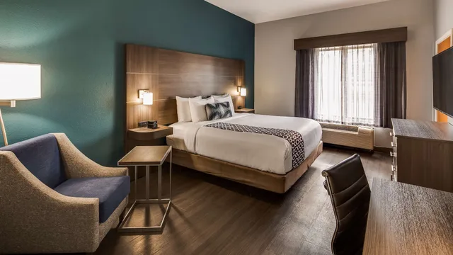 غرفة قياسية بسرير كينج، Best Western Plus Champaign/Urbana Inn 4/4