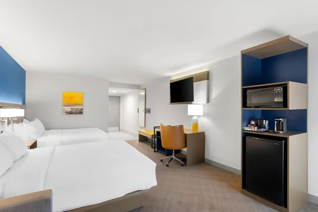 Room, Single, 2 Queen Beds, Sofa, Accessible، Comfort Inn & Suites Portland Corpus Christi 2/9