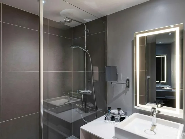 غرفة قياسية بسرير مزدوج وسرير فردي مع أريكة، Novotel Leicester 5/8