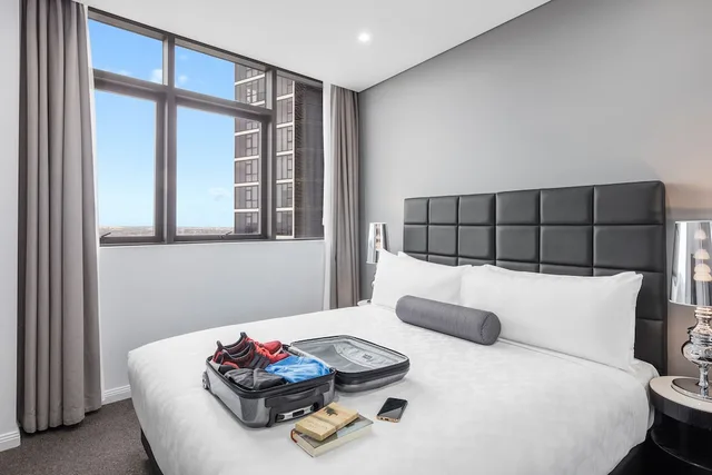 1 Bedroom, Sky, Suite, King Bed، Meriton Suites Church Street Parramatta 1/4