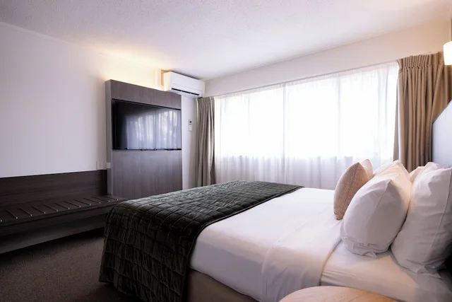 One Bedroom King Suite with Lounge، Rose Park Hotel Auckland 6/10