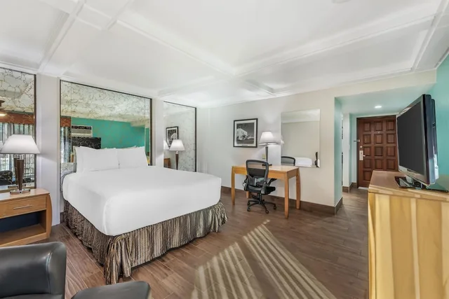 غرفة قياسية بسرير كوين بشرفة، Best Western Pine Tree Motel 6/8