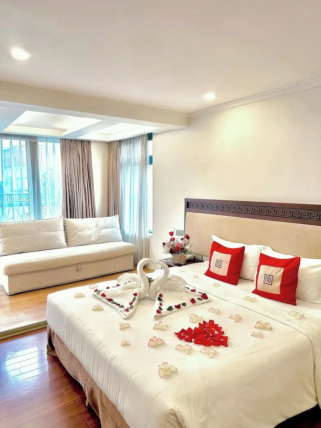 جناح رباعي بسريرين كوين بإطلالة على المدينة بشرفة، Au Coeur D Apos Hanoi Boutique Hotel 2/4