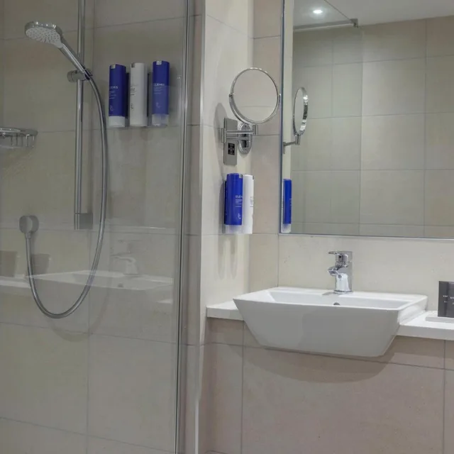 جناح جونيور بسرير كوين بمنطقة جلوس، Yew Lodge Hotel East Midlands Airport 9/9