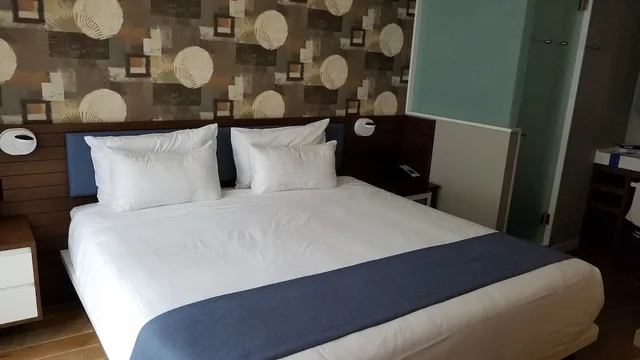 Room, King Bed, City or Courtyard View, NobleDen Hotel 2/4