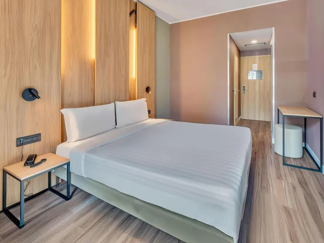 Room, Queen Bed, B&B Hotel Milano Portello 5/10