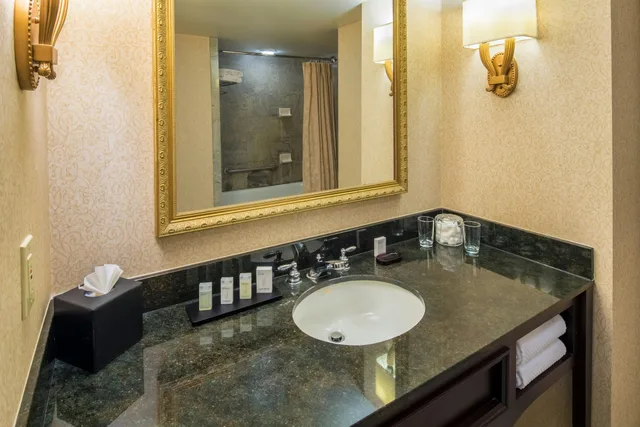 غرفة بسريرين كوين في طابق مرتفع، Embassy Suites By Hilton Portland Downtown 2/2