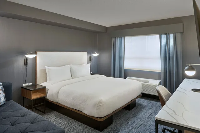غرفة بسرير كينج لذوي الإعاقة، Courtyard by Marriott Regina Downtown 1/2