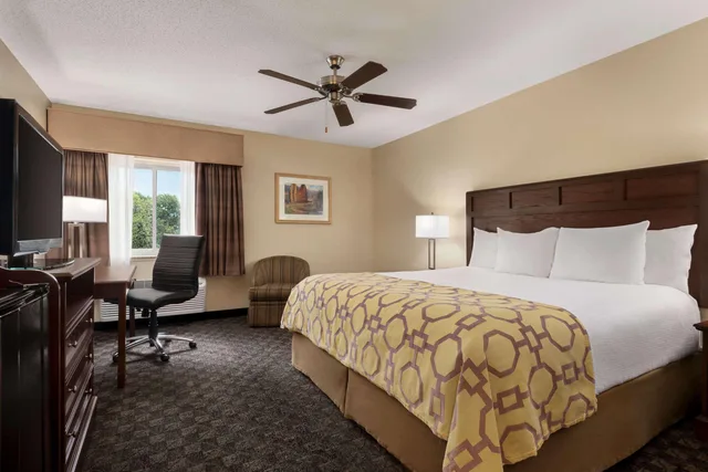 غرفة بسرير كينج، Baymont by Wyndham Mt. Pleasant 2/2