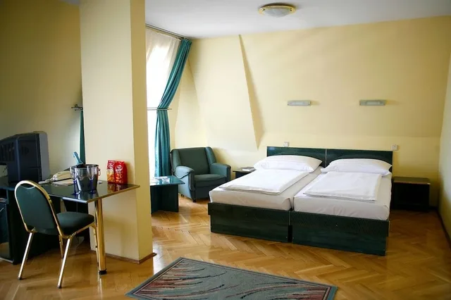 غرفة ثلاثية بثلاثة أسرّة، BARA HOTEL 1/1