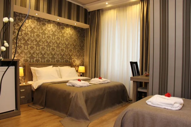 غرفة عائلية بسرير كينج وسرير كوين، Hotel Monopoli Kutaisi 1/2
