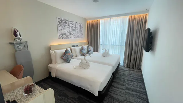 1 Queen and 1 Single Bed, Santa Grand Signature Kuala Lumpur 2/2