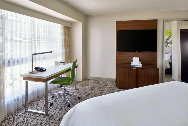 غرفة كبيرة ركنية بسرير كينج بحوض استحمام لذوي الإعاقة، Renaissance Nashville Hotel 1/7