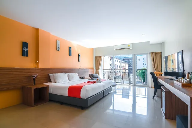 Room, King Bed, View Pent, Balcony، The Lantern Resorts Patong Phuket 4/10