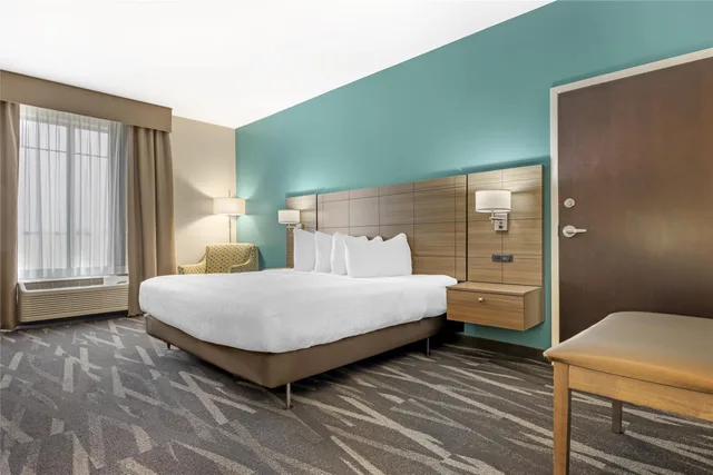 غرفة بسرير كينج بحوض استحمام لذوي الإعاقة، Best Western Plus Centralia Hotel & Suites 4/8