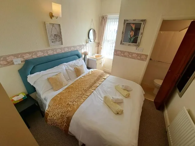 Deluxe, Double Bed, OYO Lily Hotel Blackpool 4/8